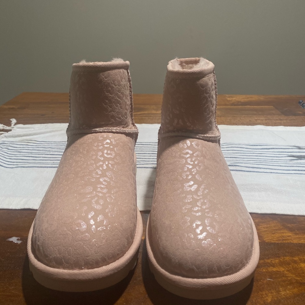 W Classic Mini Snow Leopard Ugg Boots